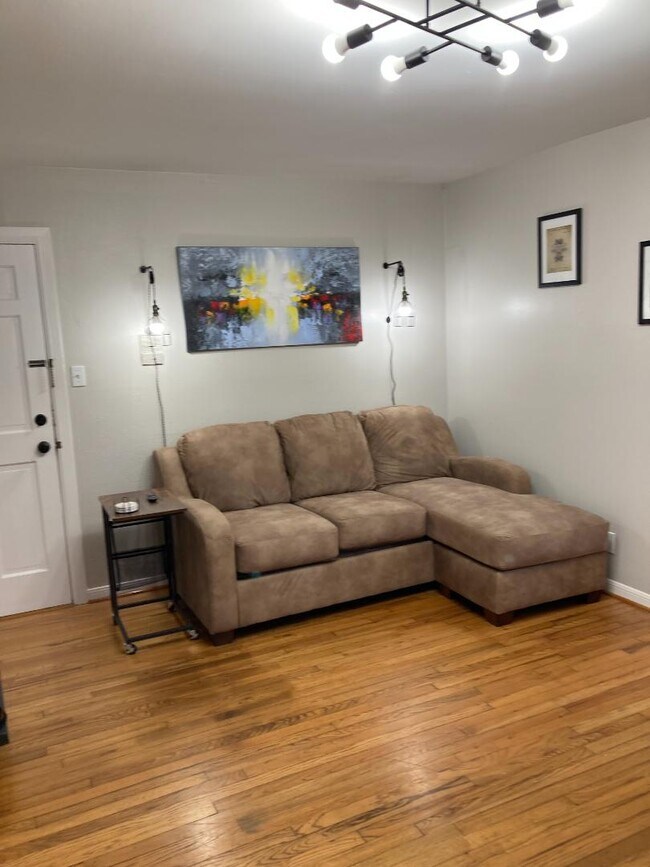 908 E 32nd St Austin, TX 78705 photo 3