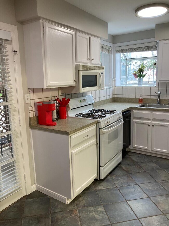 908 E 32nd St Austin, TX 78705 photo 4