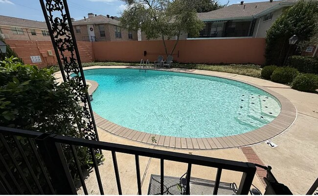 8618 Baltimore Dr Dallas, TX 75225 photo 2