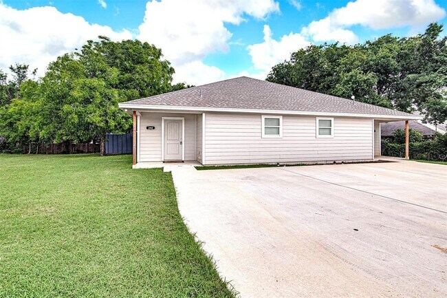 202 Honey Bee Drive, Joshua, TX 76058 photo 2