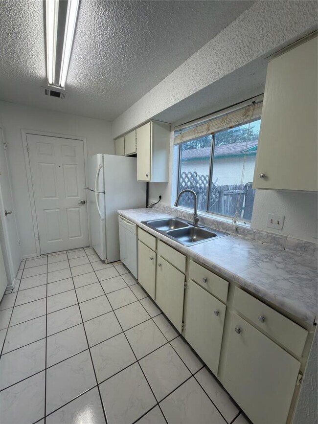 5601 Porsche Ln Austin, TX 78749 photo 2