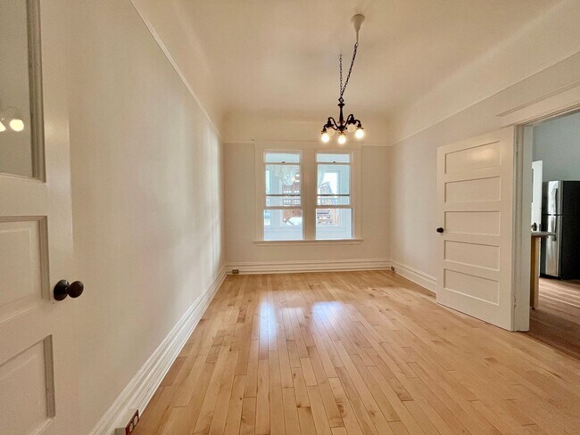 Stunning Edwardian Flat with a Backyard photo 3