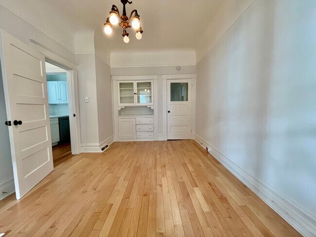 Stunning Edwardian Flat with a Backyard photo 5