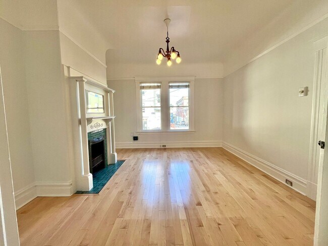 Stunning Edwardian Flat with a Backyard photo 2
