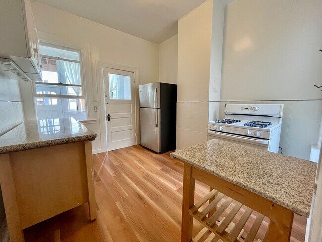 Stunning Edwardian Flat with a Backyard photo 4