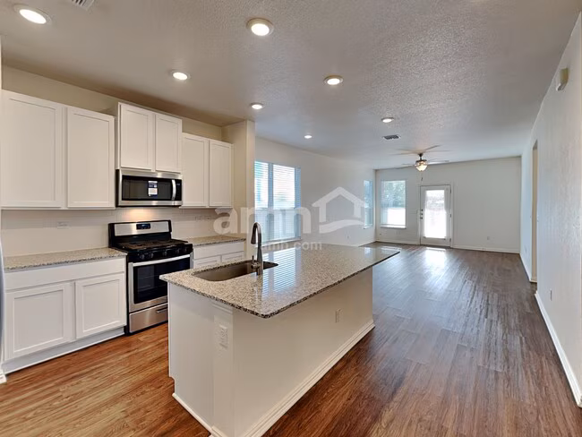 421 Pebble Bend New Braunfels, TX 78130 photo 3