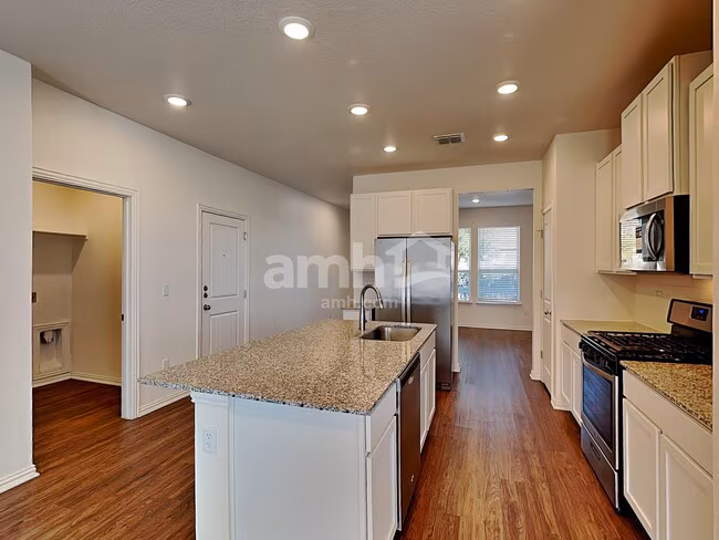 421 Pebble Bend New Braunfels, TX 78130 photo 2