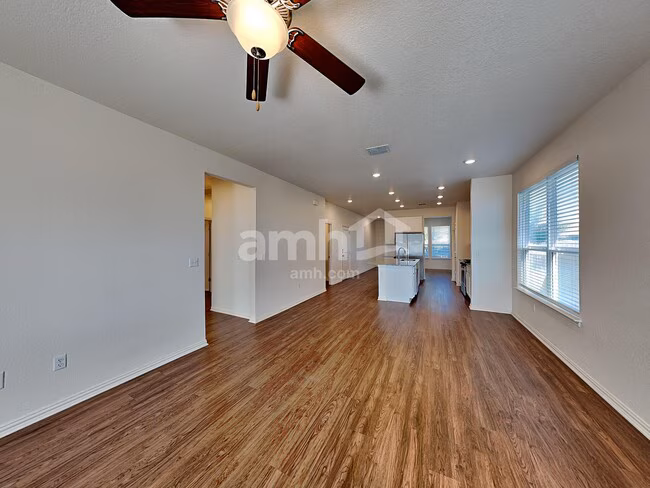 421 Pebble Bend New Braunfels, TX 78130 photo 5