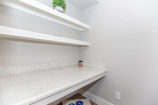 19100 Glenwest Dr Friendswood, TX 77546 photo 2