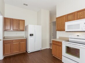 11008 Briaroaks Dr Fort Worth, TX 76140 photo 3