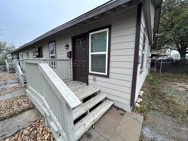 617 S Palmetto Ave San Antonio, TX 78203 photo 2