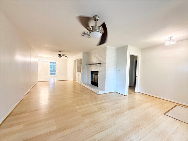 5470 Ariel Street, Houston, TX 77096 photo 2