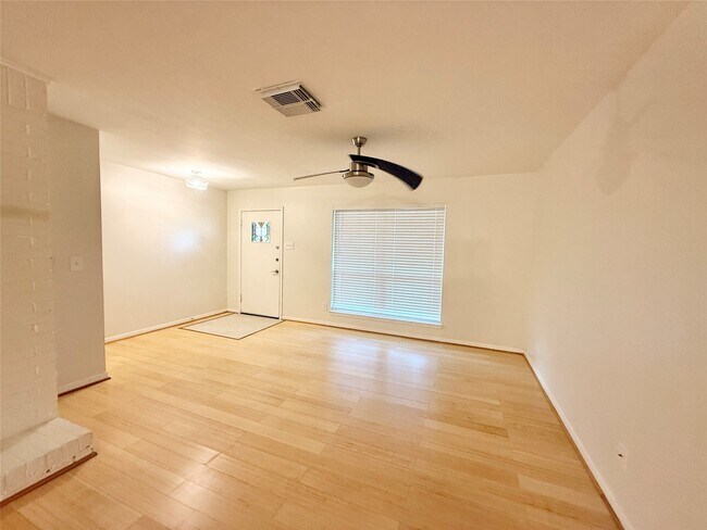 5470 Ariel Street, Houston, TX 77096 photo 3