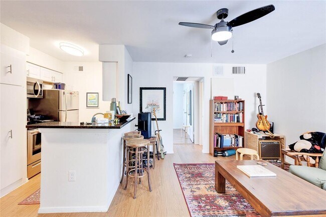 2207 Leon St Austin, TX 78705 photo 5