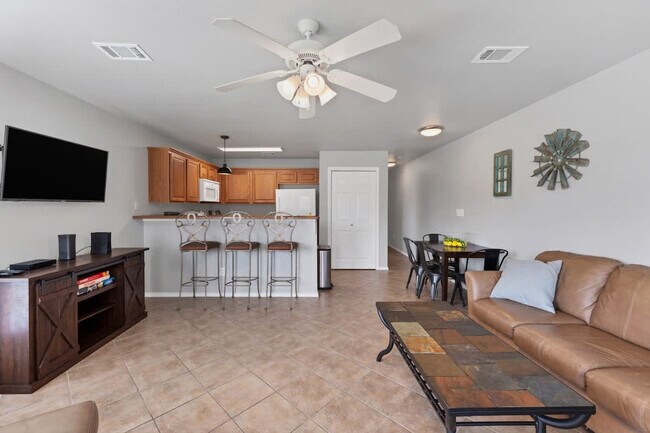 730 E Mather St New Braunfels, TX 78130 photo 2
