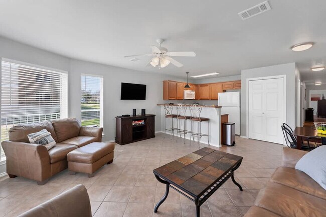 730 E Mather St New Braunfels, TX 78130 photo 3