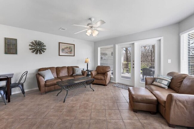 730 E Mather St New Braunfels, TX 78130 photo 4