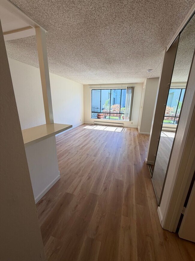 4 Captain Dr Emeryville, CA 94608 photo 2