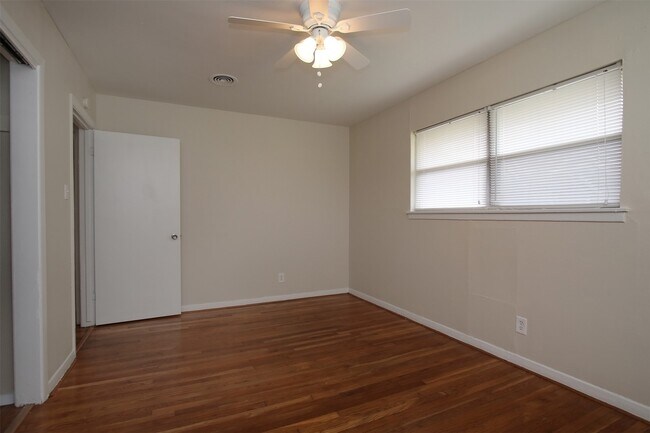 8807 Timberside Drive, Houston, TX 77025 photo 5