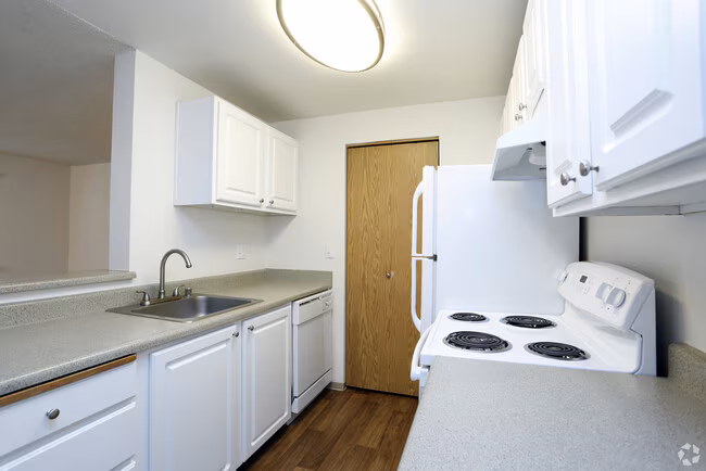 Bay Club Apartments photo 2