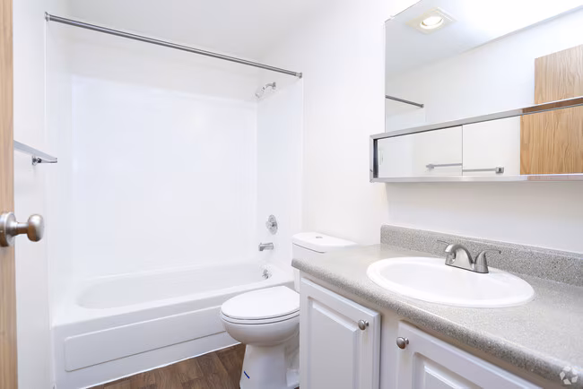 Bay Club Apartments photo 4