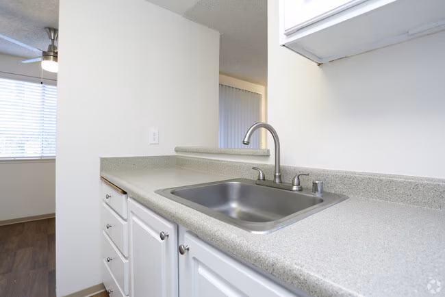 Bay Club Apartments photo 3