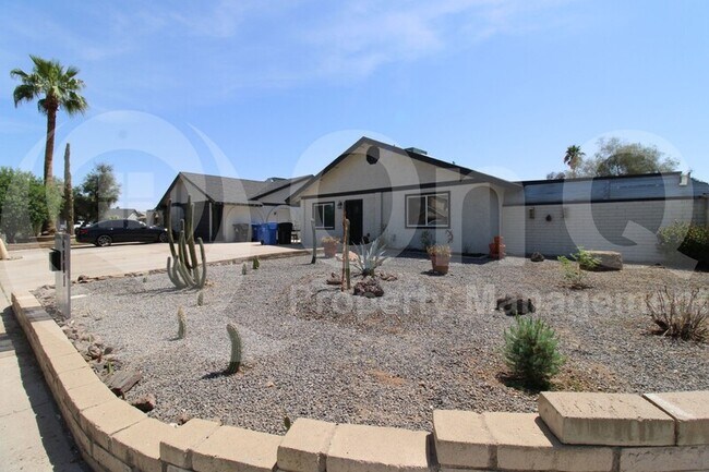 4001 E Apollo Rd Phoenix, AZ 85042 photo 2