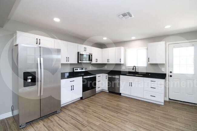 4001 E Apollo Rd Phoenix, AZ 85042 photo 3