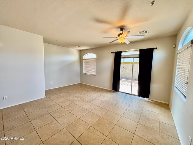 Beautiful Townhome in Great Location photo 4
