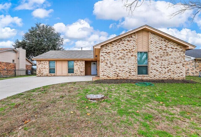 2909 Lake Park Drive, Grand Prairie, TX 75052 photo 2