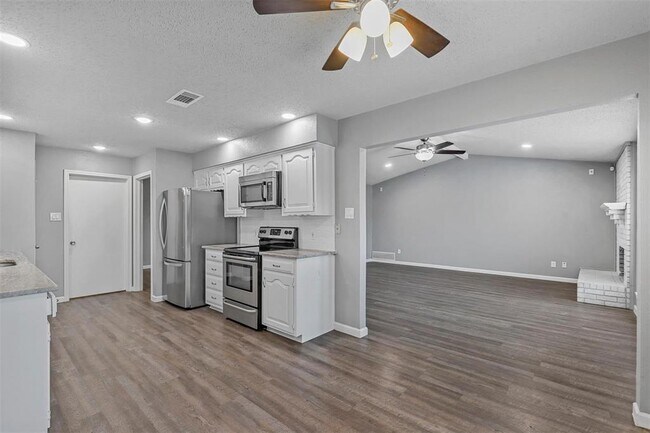 2909 Lake Park Drive, Grand Prairie, TX 75052 photo 3