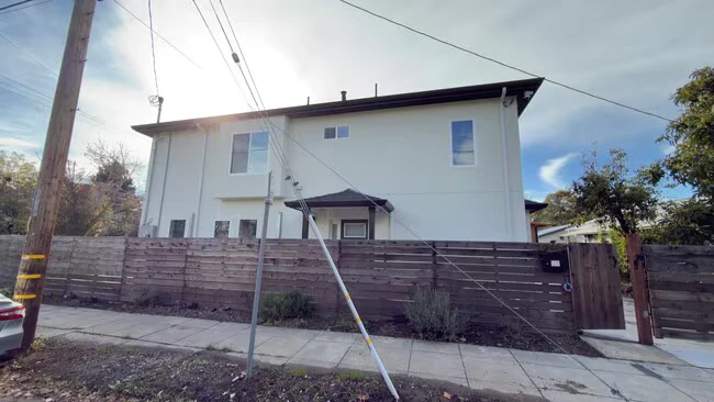 6125 Fremont St Oakland, CA 94608 photo 2