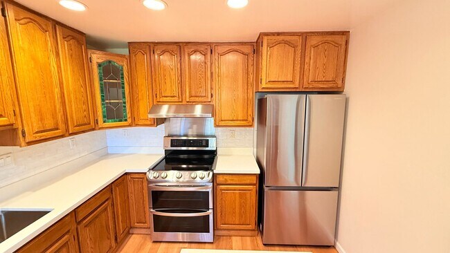 1033 Fontana Dr Alameda, CA 94502 photo 4