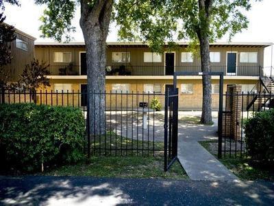 247 W Dickson Ave San Antonio, TX 78214 photo 2