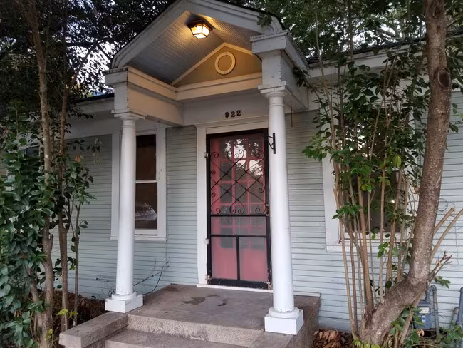 922 Howard St Taylor, TX 76574 photo 2