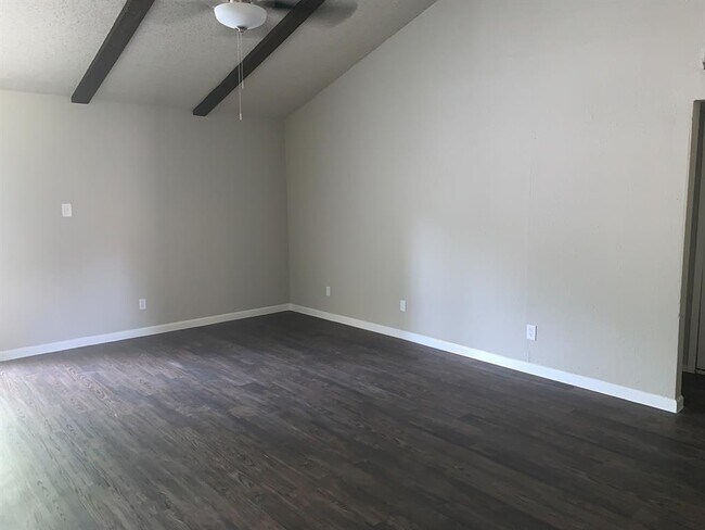 406 East Springdale Lane, Grand Prairie, TX 75052 photo 2