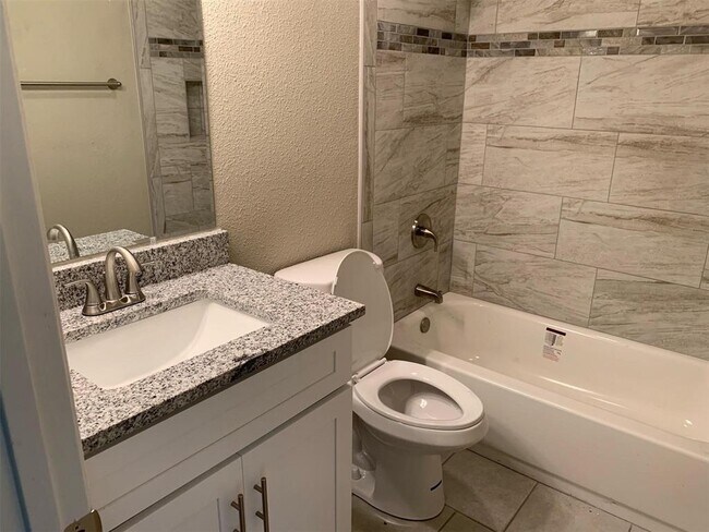 406 East Springdale Lane, Grand Prairie, TX 75052 photo 3