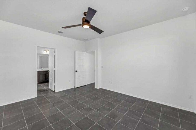 Great One Story Home in Elgin photo 4