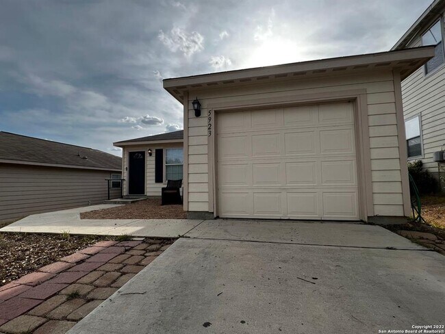 5923 Fox Canyon San Antonio, TX 78252 photo 2