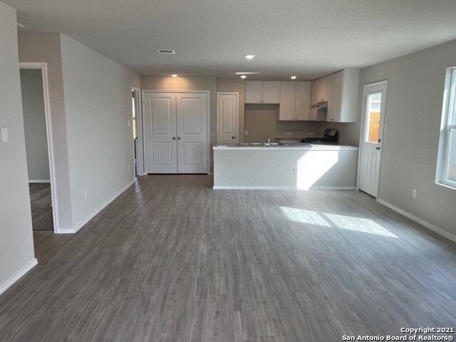 563 Filibusters Trail San Antonio, TX 78219 photo 3