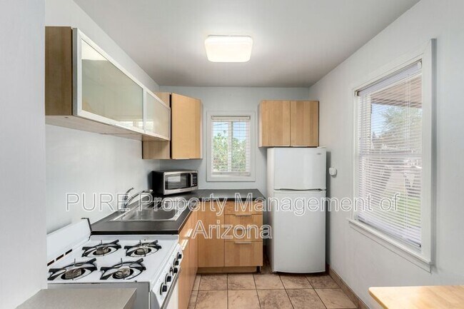 912 E Montebello Ave photo 4