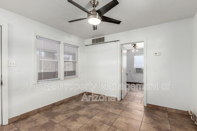 912 E Montebello Ave photo 2