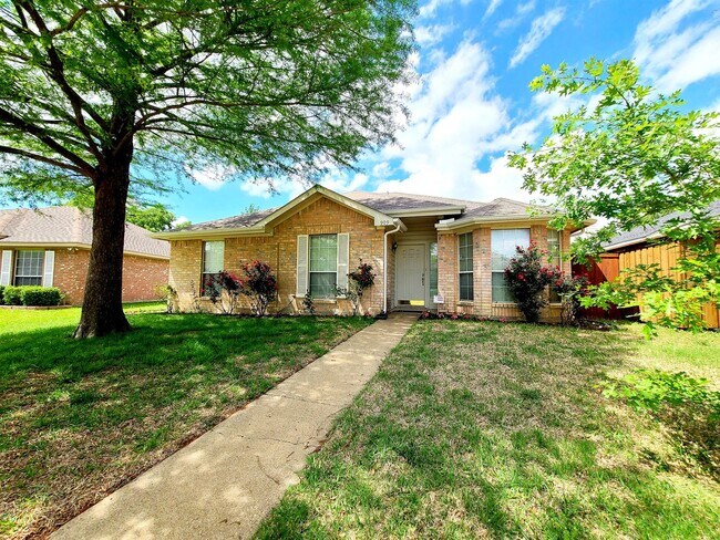 909 Crestwood Drive, Cedar Hill, TX 75104 photo 2
