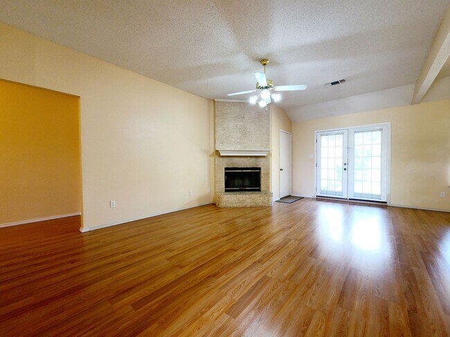 909 Crestwood Drive, Cedar Hill, TX 75104 photo 3