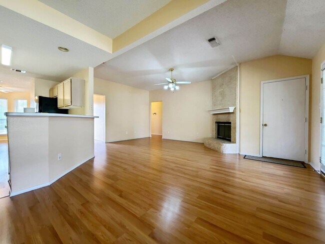 909 Crestwood Drive, Cedar Hill, TX 75104 photo 5