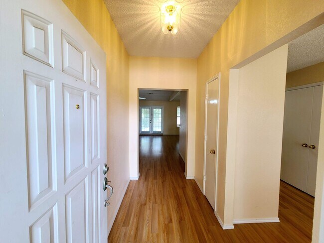 909 Crestwood Drive, Cedar Hill, TX 75104 photo 4