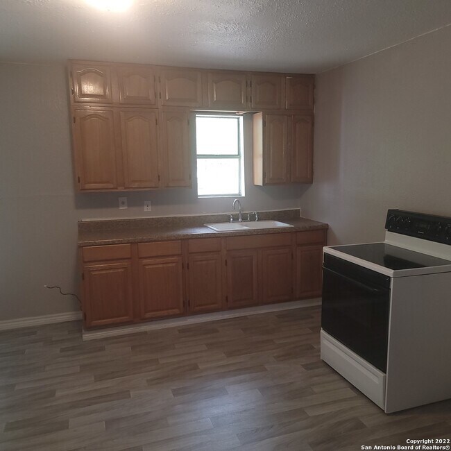 1114 Kyle St San Antonio, TX 78211 photo 2