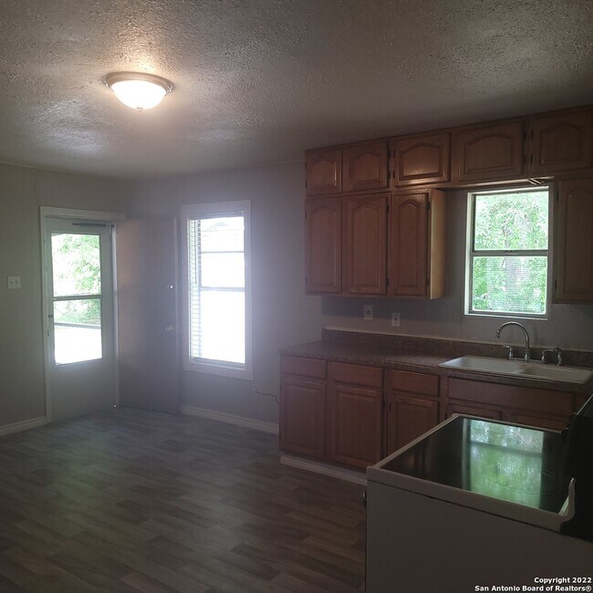 1114 Kyle St San Antonio, TX 78211 photo 5