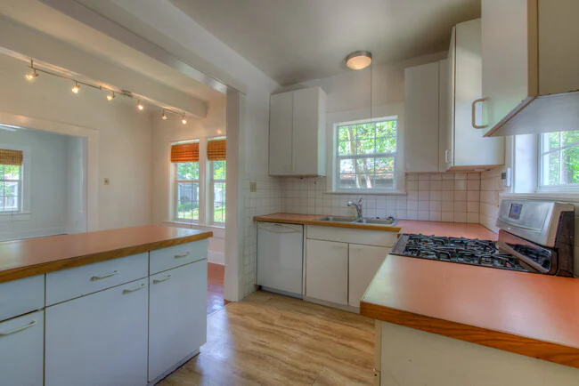 300 W 37th St Austin, TX 78705 photo 4