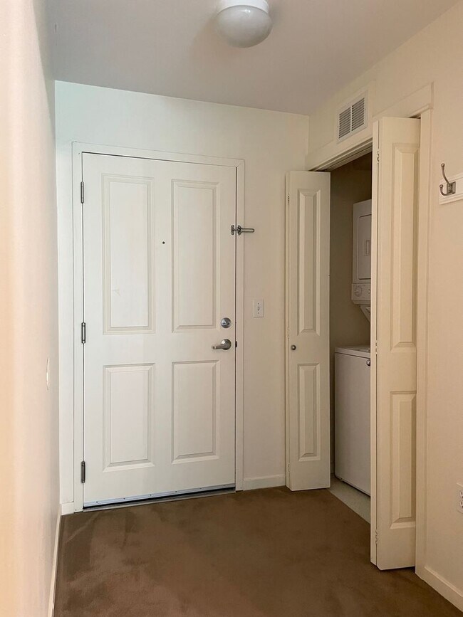 Cozy Studio in Downtown Bellevue photo 2